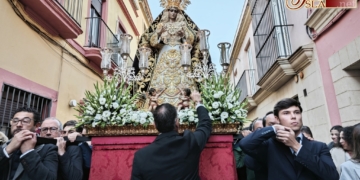 El rosario con la Esperanza de la Yedra gana en público al hacerse vespertino