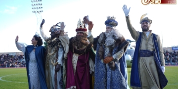 La llegada de los Reyes Magos al estadio y recorrido en el Bus Real abrió la jornada más mágica del año