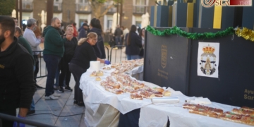 Más de 100 metros de solidaridad en el roscón de la Hermandad del Rocío