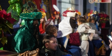 Los Reyes Magos visitaron a los más pequeños junto a los cofrades de Columna