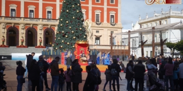 Largas colas para entregar las cartas al Heraldo Real