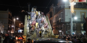Los Reyes Magos se despidieron de La Isla tras una cabalgata marcada por el frío, los cortes y retrasos