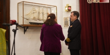 La luz junto a la maqueta de Elcano anuncia un nuevo crucero de instrucción del buque escuela español