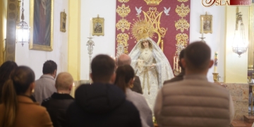 Los hermanos del Perdón arropan a la Virgen de la Paz en el inicio de los cultos en su honor