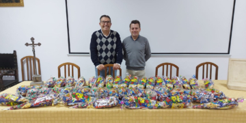 Ecce-Homo cumple un año más con los conos de chucherías para los niños de Cáritas de la Pastora
