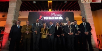 Cofrademanía entregó sus detalles de la Semana Santa de 2023 y la distinción de honor a Juanma Moreno