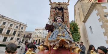 El Niño Jesús de la Virgen del Carmen de Jerez recorrió el sáado las calles del centro rodeada de jóvenes cofrades