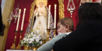 Los niños bautizados fueron presentados ante la Virgen de la Trinidad