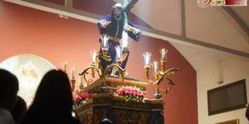 Un aguacero obligó a celebrar el Vía-Crucis de Tres Caídas en el interior del templo