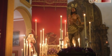 El Vía-Crucis de Columna se rezó en el interior de la Iglesia Mayor