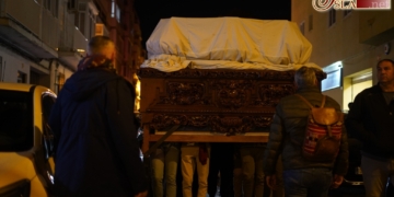 El paso del Cristo de la Sangre se trasladó ayer a la capilla para el inicio de los ensayos
