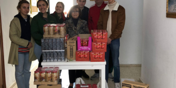 La Hermandad del Huerto colabora con 300 kilos de alimentos a favor de Cáritas con motivo del Vía-Crucis de las hermandades