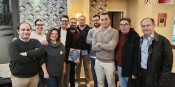 Álvaro Baturone recibió el portafolios del pregón de la Juventud por parte de la tertulia ‘El atril de los jóvenes’