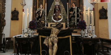 El Cristo de la Buena Muerte en Besapiés durante el día de hoy en la Iglesia Mayor