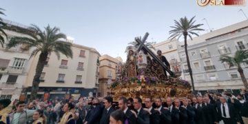 La imponente estampa del misterio de los Afligidos presidió el Vía-Crucis de las hermandades de Cádiz