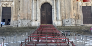 Comienza el montaje de la rampa de acceso a la Catedral de Cádiz para la Semana Santa