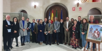 Chipiona presenta el cartel de Semana Santa y entrega las pastas a su pregonero
