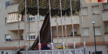 El palio de las Penas llegó montado a la Parroquia de San Servando y San Germán