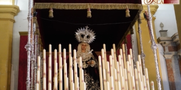 La Iglesia Mayor: Un ir y venir de cofrades contemplando el montaje de los pasos
