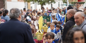 Ni el fuerte viento puede con las ganas y el completo cortejo de la procesión infantil del Liceo