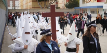 La procesión infantil del CEIP La Ardila se resguardó del viento por el interior del patio