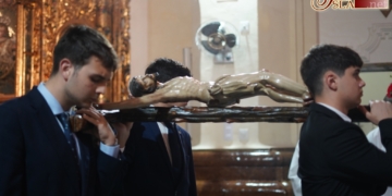 El crucificado de la Compañía presidió en el interior de la capilla el rezo del Vía-Crucis