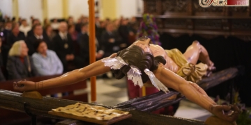 Las rachas de viento dejaron el Vía-Crucis de Expiración en el interior de San Francisco