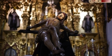 El imponente crucificado de la Salud presidió el rezo del Vía-Crucis en el interior del Carmen