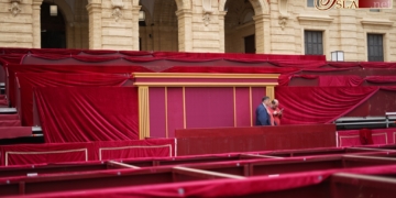 Un dosel de adorno en el palco municipal dificulta la visión de las cofradías de los palcos de tercera planta