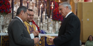 Los hermanos que cumplen sus bodas de oro y plata en la nómina del Nazareno recibieron un diploma en el segundo día del Quinario
