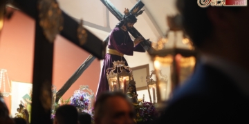 La lluvia obligó a rezar el Vía-Crucis junto al Gran Poder en el interior de la Sagrada Familia
