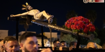El Cristo de la Vera-Cruz recorrió las calles de su barrio junto al rezo del Vía-Crucis