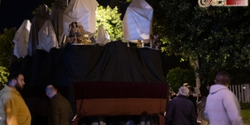 La cuadrilla de Afligidos trasladó el paso al Santo Cristo tras ensayar de cara al Lunes Santo