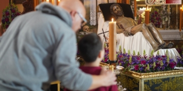 El Besapiés al Cristo de la Redención marca los prolegómenos del Domingo de Pasión
