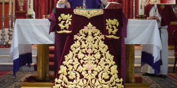 Bendecida una nueva saya para la Virgen de las Angustias