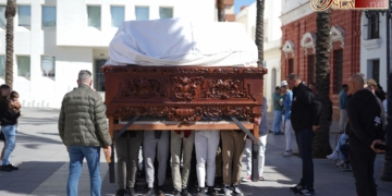 La cuadrilla del Cristo de la Sangre se prepara al son de las cornetas