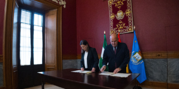 Ayuntamiento y Consejo firman el convenio: Se congela la parte directa a las hermandades y se amplían los actos extraordinarios para la exposición de estrenos