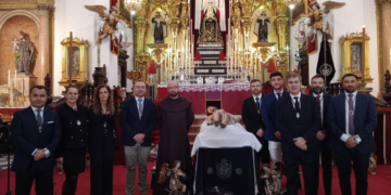 La cuadrilla del Nazareno realizó una ofrenda ante el Santísimo Cristo Yacente en su Besapiés