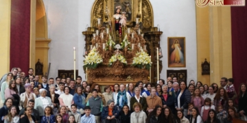 Hermanos, devotos y asociaciones ofrendan flores a San José en la previa de su salida procesional
