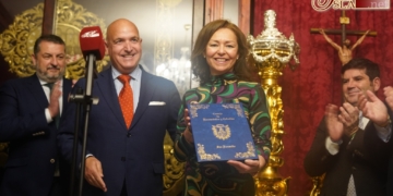 Gelen Castro recibió las cubiertas portafolios del Pregón de las Glorias