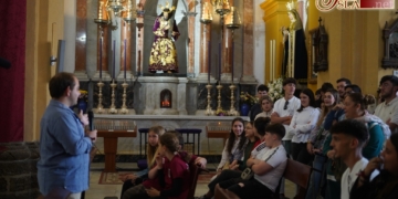 Los jóvenes cofrades conocieron de la mano de Rafael Guirado la historia que atesora la Iglesia Mayor