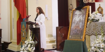 Macarena Moreno llevó el cartel de Santa Elena a reencontrarse con los inicios de la hermandad a su paso por San José