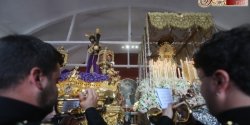 La Bazán abrió entre lágrimas y marchas un Miércoles Santo sin cofradías en la calle