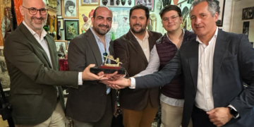 Los compañeros de Onda Pasión recibieron el III Llamador de bronce de la Semana Santa portuense