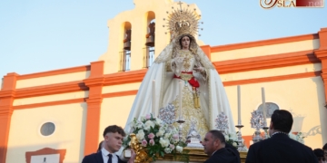 La Virgen de la Paz recorrió nuevas calles de La Casería presidiendo el rezo del rosario de antorchas