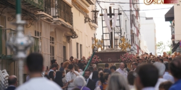La Cruz de Mayo de Santa Elena congrega a cerca de un centenar de jóvenes dentro y fuera del paso