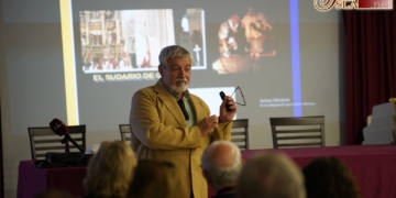 Miñarro expone desde el ámbito científico las coincidencias entre la Sábana Santa de Turín y el Santo Sudario de Oviedo