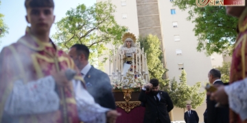 La Virgen de las Penas llegó a UPACE estrenando formato de rosario de antorchas