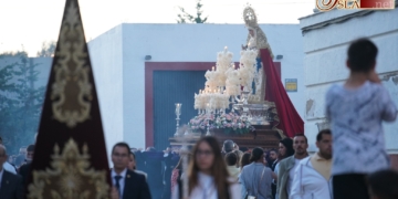 La Virgen del Amor presidió el rezo del Santo Rosario por las calles de la Bazán