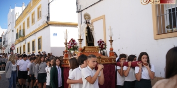 La Callejolera volvió a procesionar a hombros de los colegiales del Liceo Sagrado Corazón